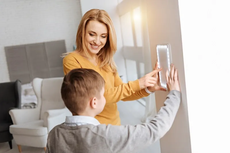 Mamma och son använder ett smart hem-hub