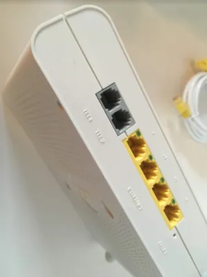 Exempel på ett modem med ingång för två olika telefonlinjer. Har man bara ett enda hemtelefonnummer brukar man sätta telefonkabeln i Line1/Tel1.