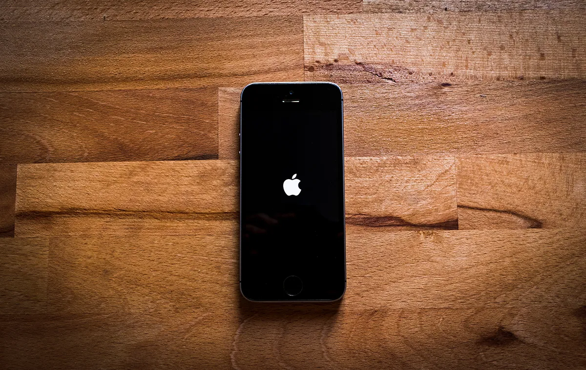 Svart skärm med apple logo på iphone
