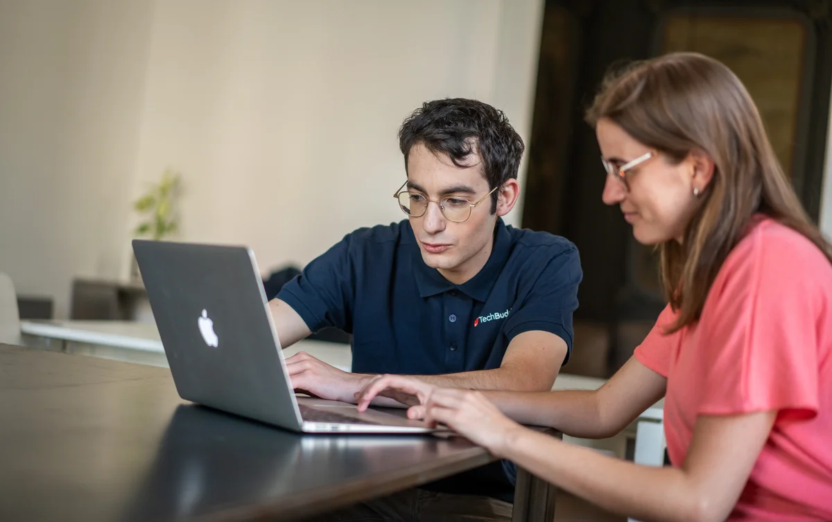 TechBuddy-tekniker hjälper till med apple