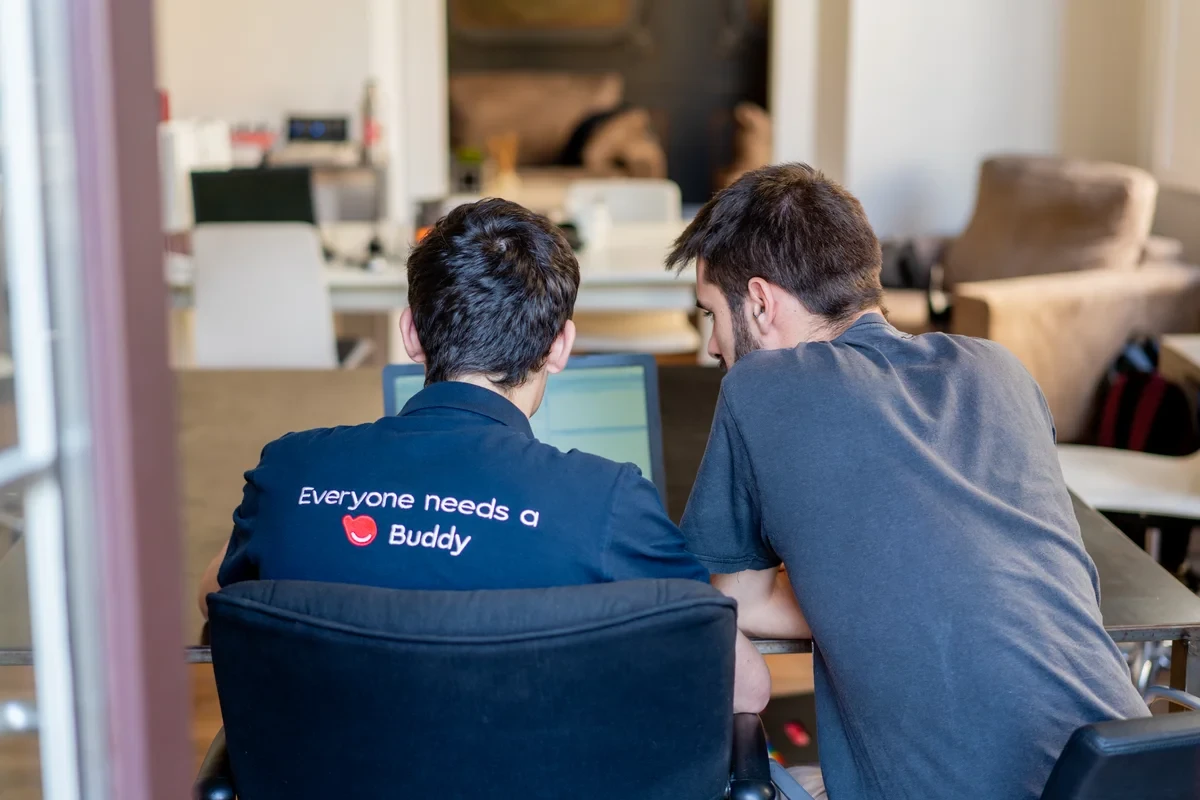 TechBuddy-tekniker hjälper en kund med teknik